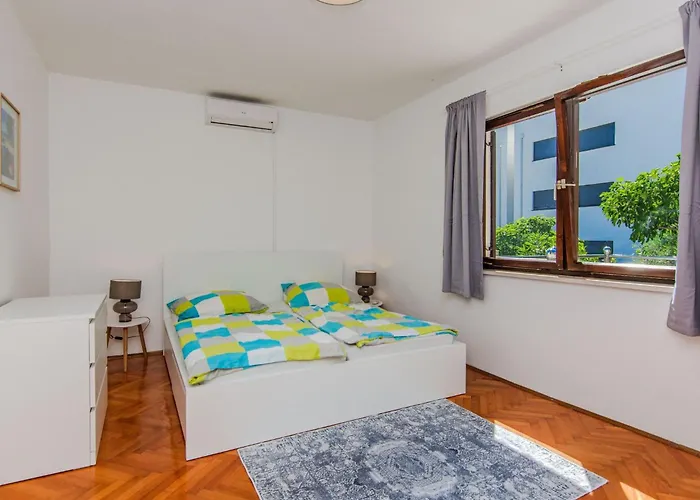 Kurta By Interhome بريفلاكا